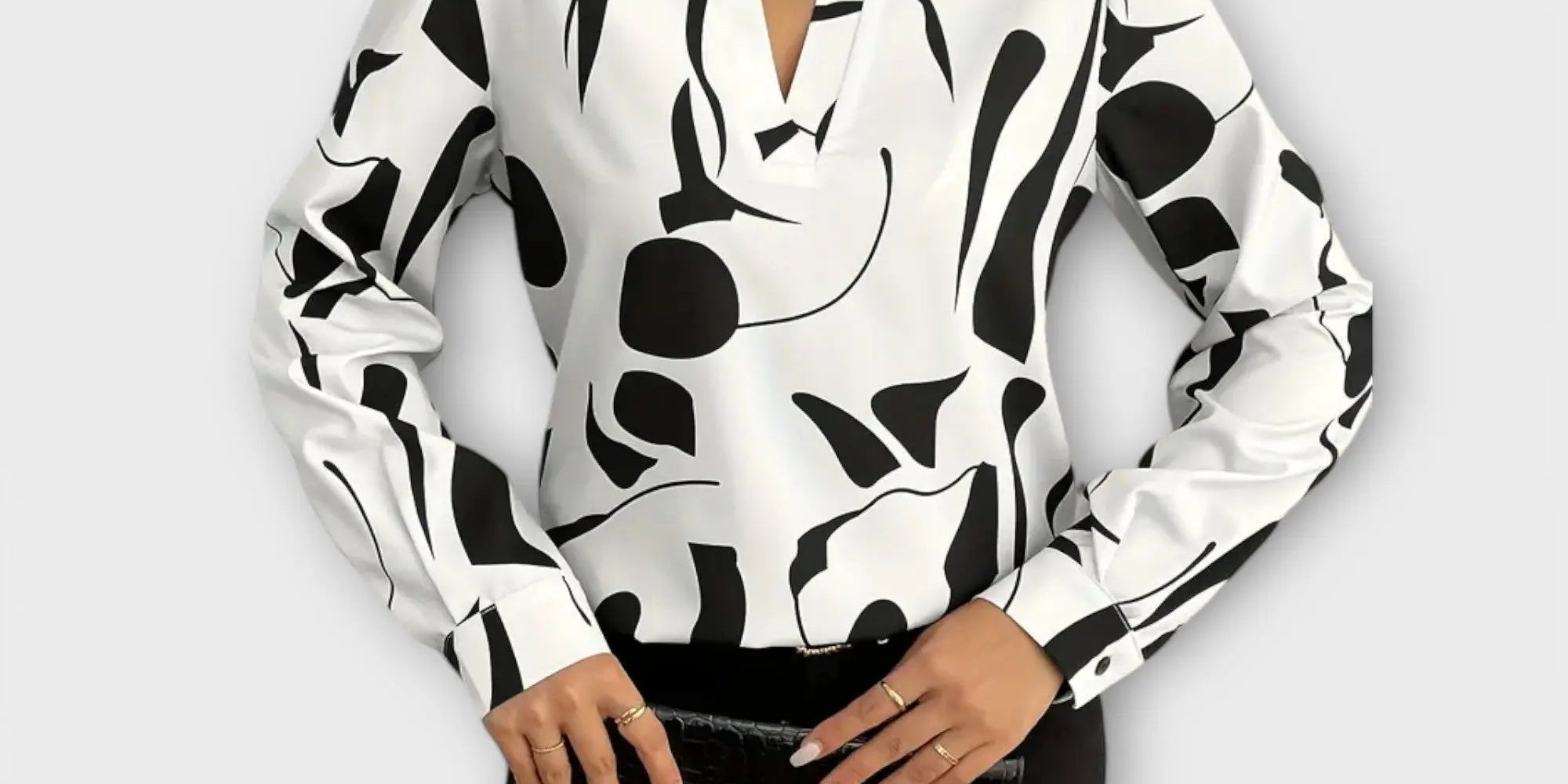 Beatriz | Elegant long-sleeved blouse with V-neck